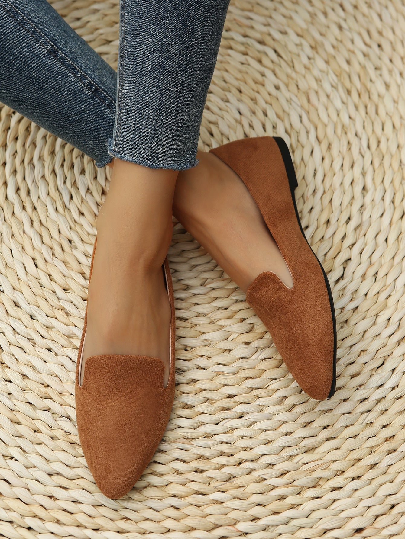 Women Pointed Toe Flat Shoes, Slip-On Style, Metal Chain Detail, Suitable For Daily Wear And Matching With Skirts, Black And White Colors Available In Sizes 35-45, For Spring And Autumn