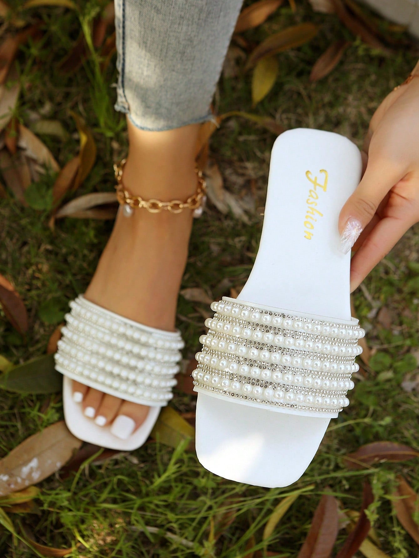 Women's Fashionable Luxurious Pearl Decoration Slippers With A Single Strap, Casual, Comfortable, Classic French Design, Beaded, Open Toe, Flat Sole, Elegant, Convenient For Daily Use, Milky Color