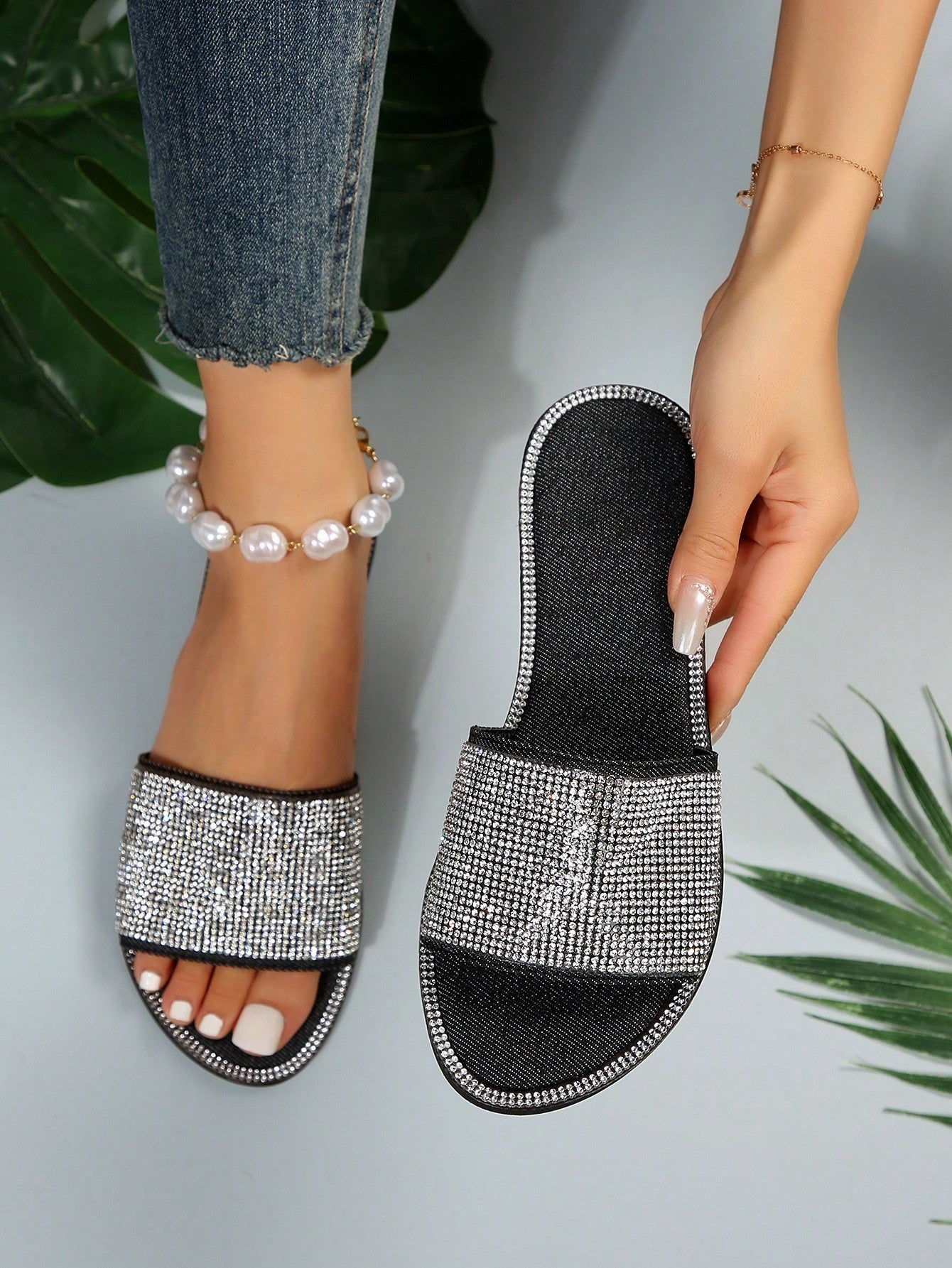 Women's Fashionable Flat Sandals With Rhinestone Decorations Slippers