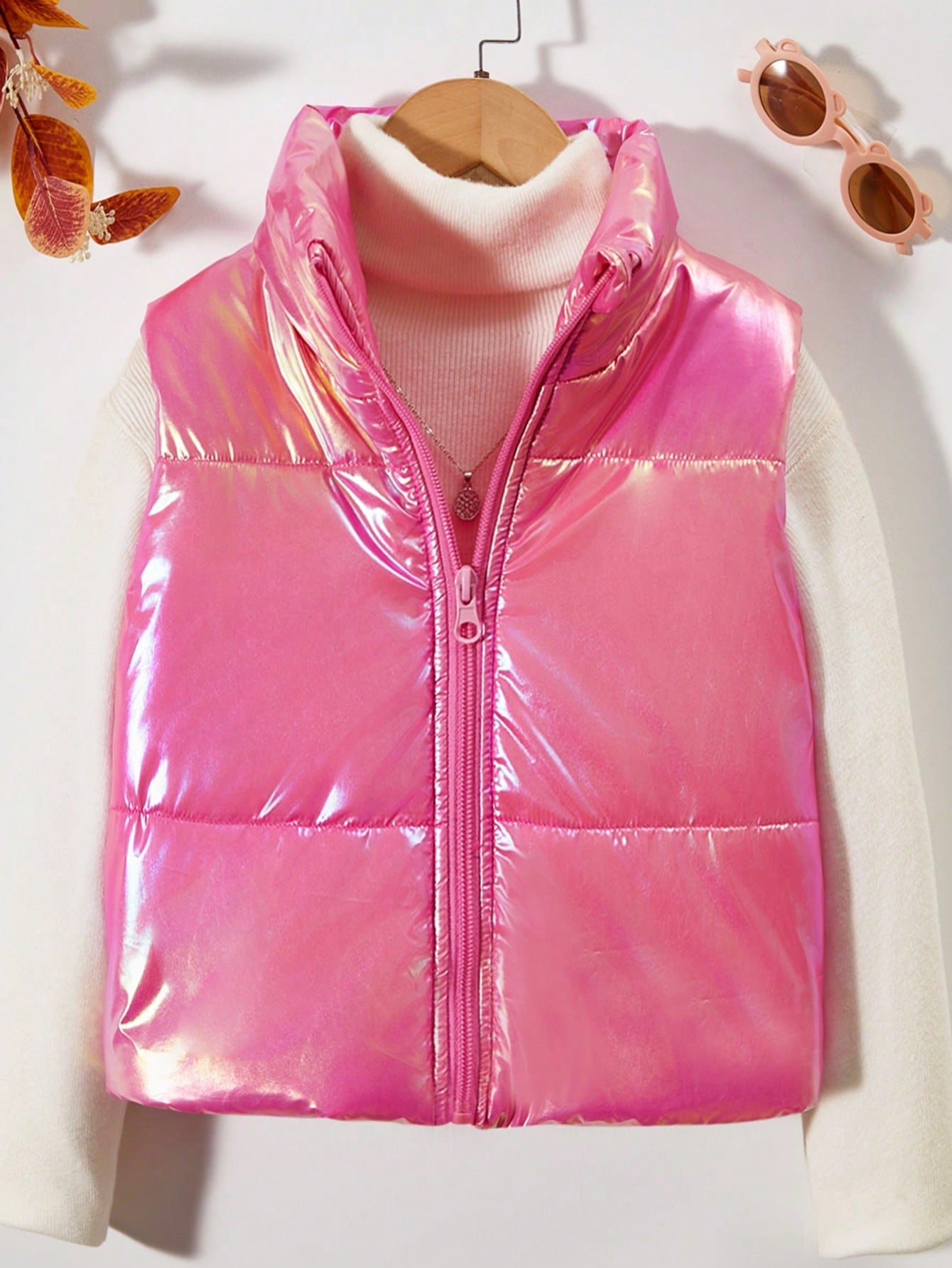 This Tween Girl Holographic Zipper Vest Down Jacket Is Fashionable And Trendy. The Unique Design Of The Color-Blocked Vest Style Showcases The Personality And Fashion Taste Of Tween Girls. The Warm And Lightweight Down Material Is Suitable For Autumn And