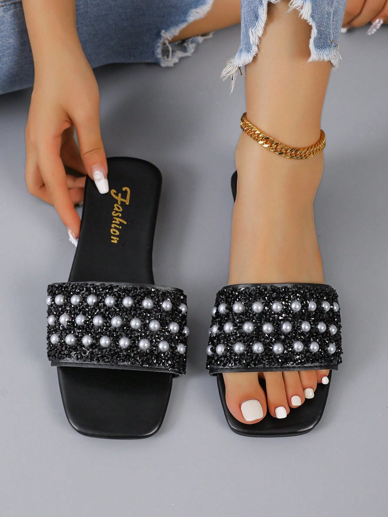 Women's Fashionable Luxurious Pearl Decoration Slippers With A Single Strap, Casual, Comfortable, Classic French Design, Beaded, Open Toe, Flat Sole, Elegant, Convenient For Daily Use, Milky Color