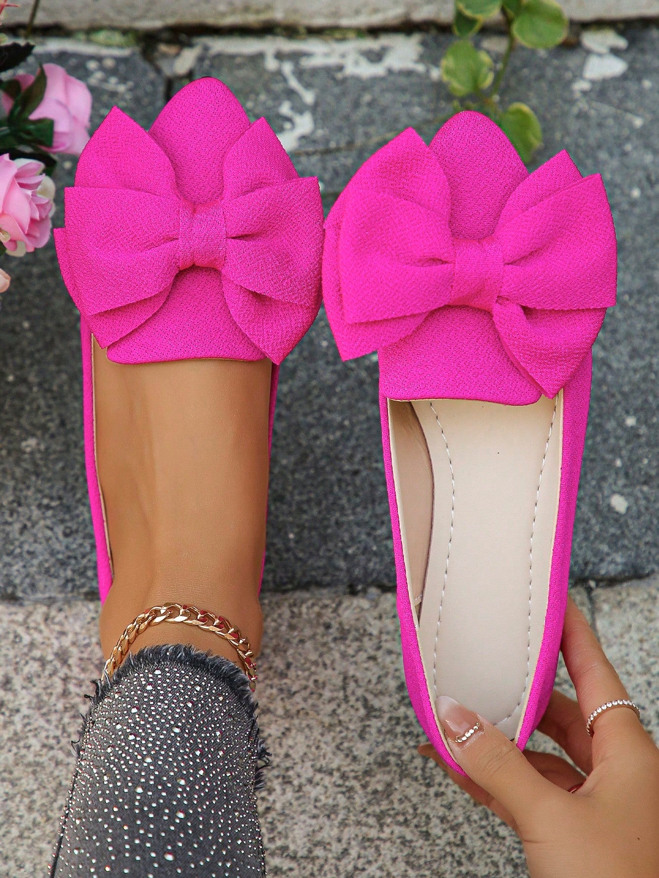 Women Pointed Toe Flat Shoes, Slip-On Style, Metal Chain Detail, Suitable For Daily Wear And Matching With Skirts, Black And White Colors Available In Sizes 35-45, For Spring And Autumn