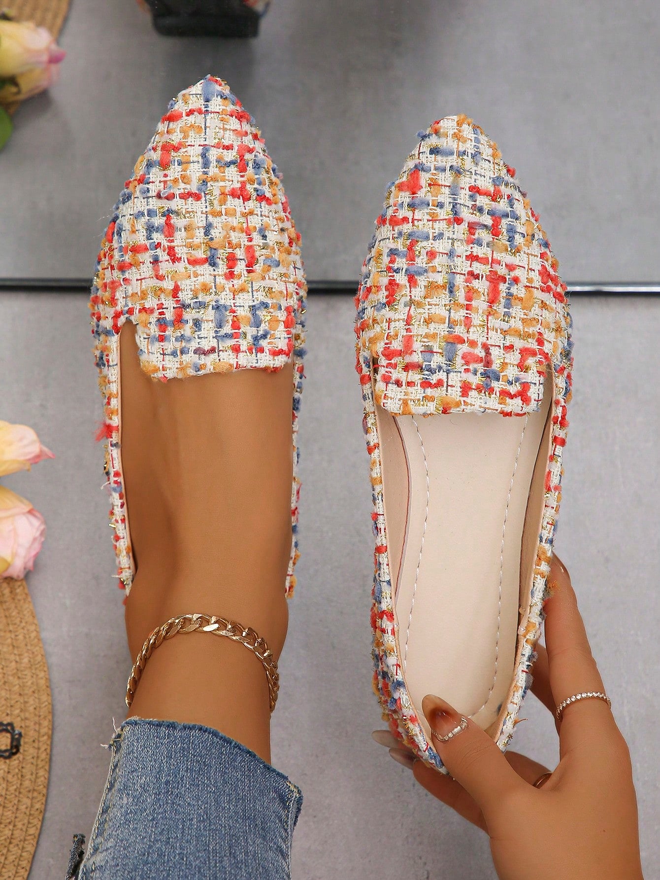 Women Pointed Toe Flat Shoes, Slip-On Style, Metal Chain Detail, Suitable For Daily Wear And Matching With Skirts, Black And White Colors Available In Sizes 35-45, For Spring And Autumn