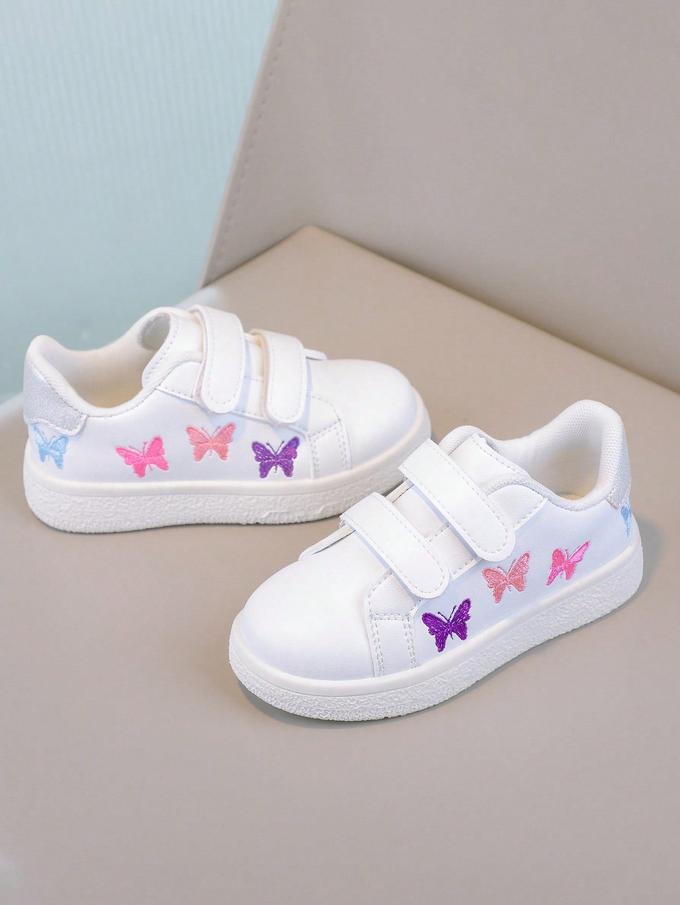1 Pair Girls' All-Match Breathable Sneakers With Hook-And-Loop Closure, Embroidered Butterfly &amp; Heart Decor, Casual White Shoes