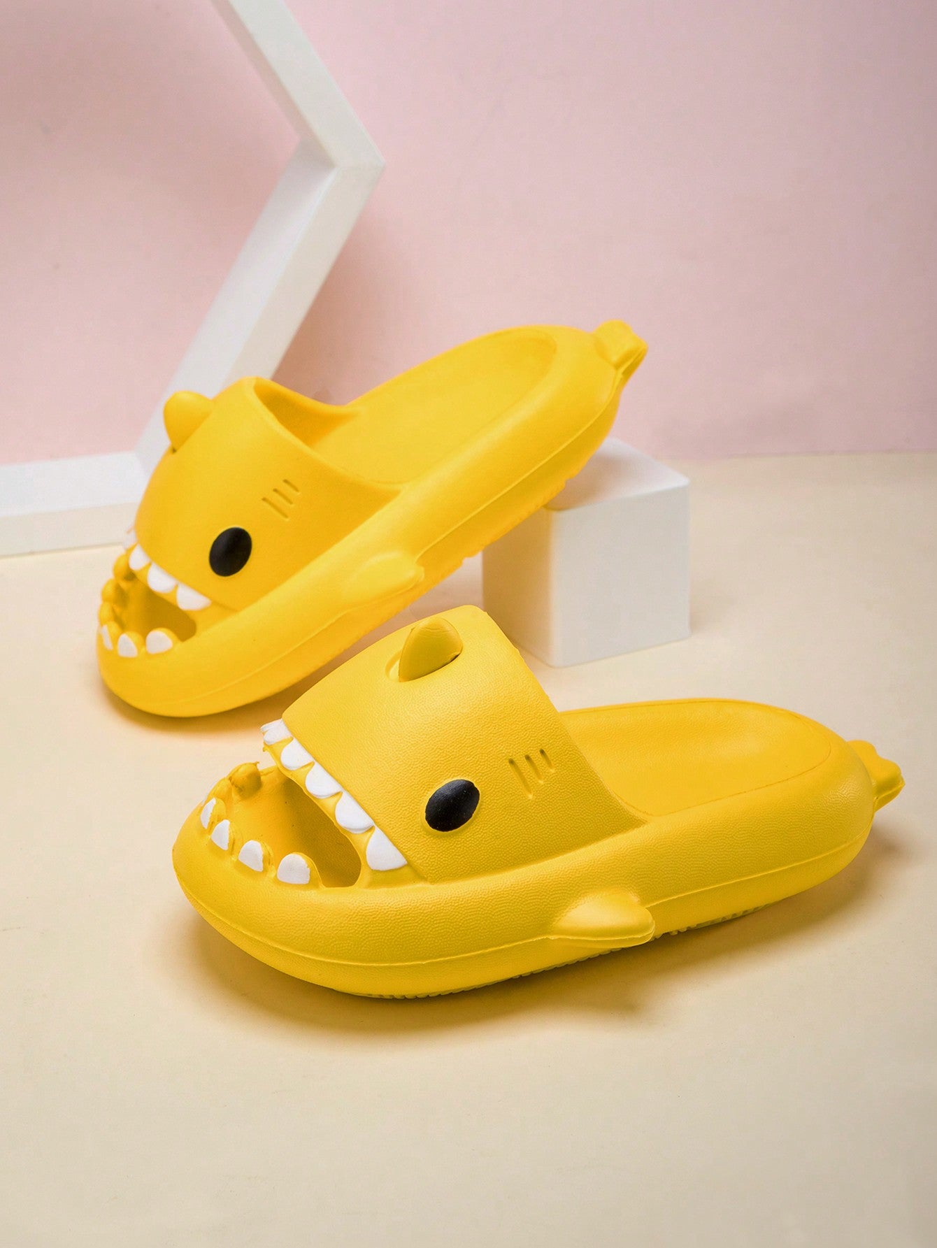 Kids' Eva Foam Slippers Cartoon Shark Pattern Design, Anti-Slip, Comfortable And Breathable, Perfect For Outdoors, Beach And Bathroom Shark Slides