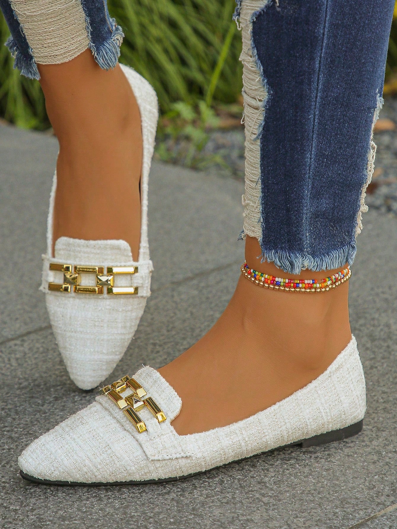 Women Pointed Toe Flat Shoes, Slip-On Style, Metal Chain Detail, Suitable For Daily Wear And Matching With Skirts, Black And White Colors Available In Sizes 35-45, For Spring And Autumn