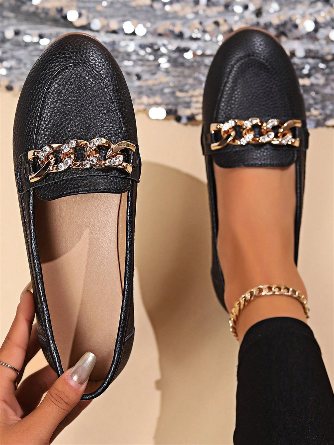 Black And White Round Toe Flats With Gold Chain Decoration, Slouchy Loafers, Vintage PU Leather, Elegant British Style, 2024 New Spring/Summer Collection, Shallow Mouth Slip-On Flats With Metal Buckle, Soft And Comfortable Sole, Suitable For Work And Dail