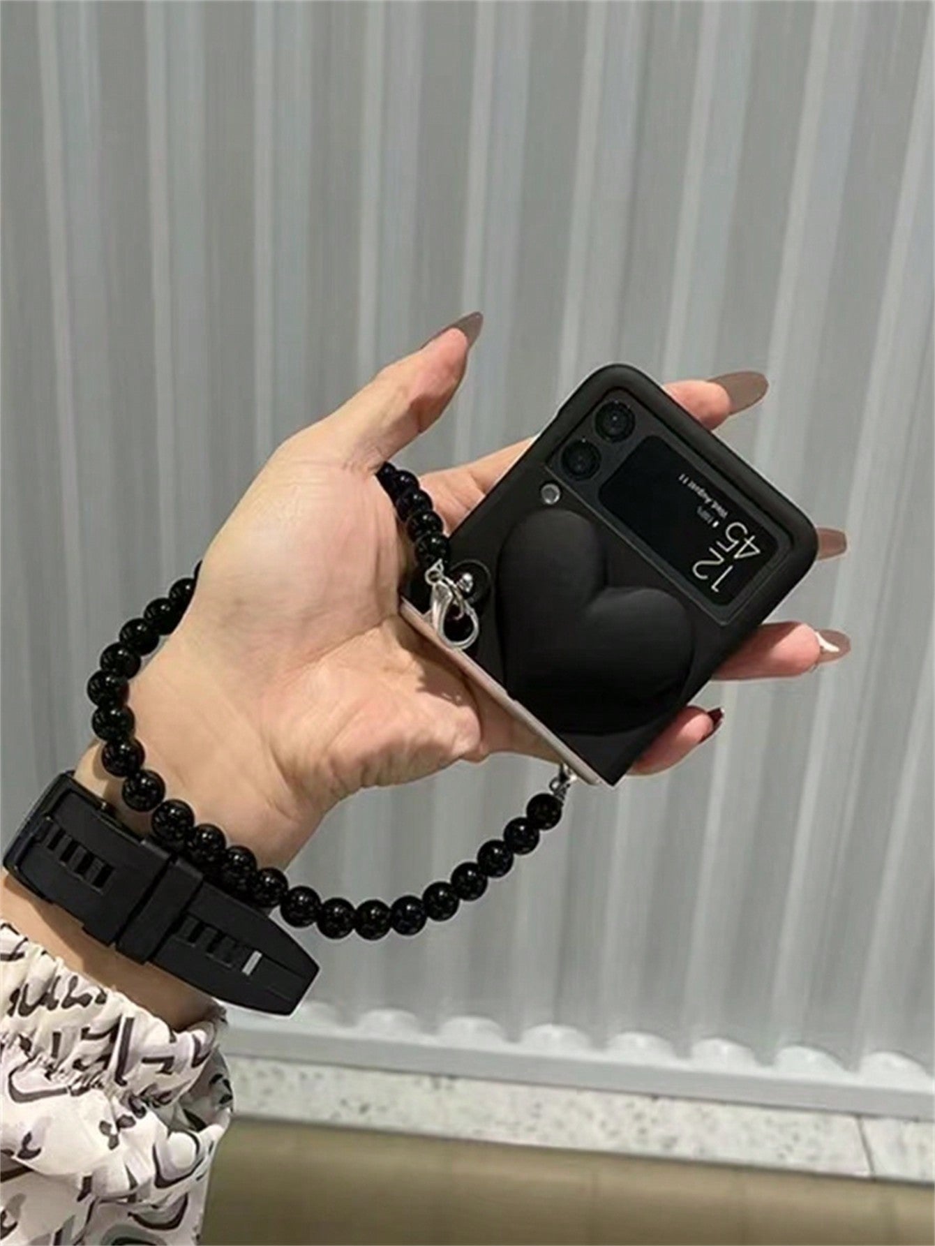 Luxury Korean Cute Black Heart Beads Bracelet Chain Hard Case Compatible With Samsung Galaxy Z Flip6 5 4 3 5G Z Flip6 Flip5 Zflip3 Zflip4 Flip4 Cover