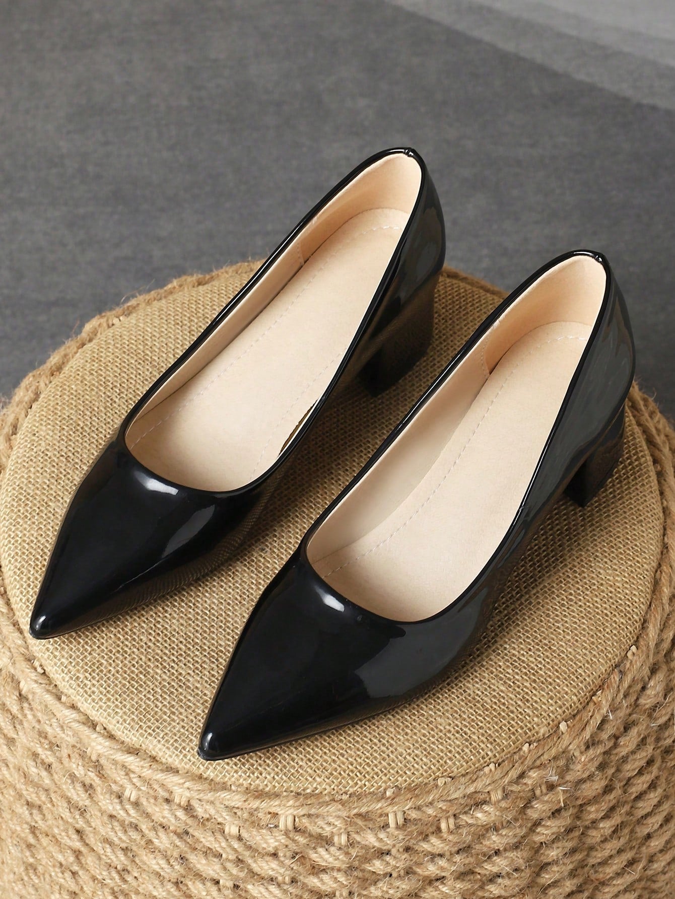 Women's Fashionable Green Pointed Toe Shallow Mouth Pump Shoes With Blue Stone Pattern, Apricot-Colored Heels, Suitable For Holiday Travel, Outdoor Activities, Or Shopping. Vintage, Casual, Versatile, High-End, Black Shoes.