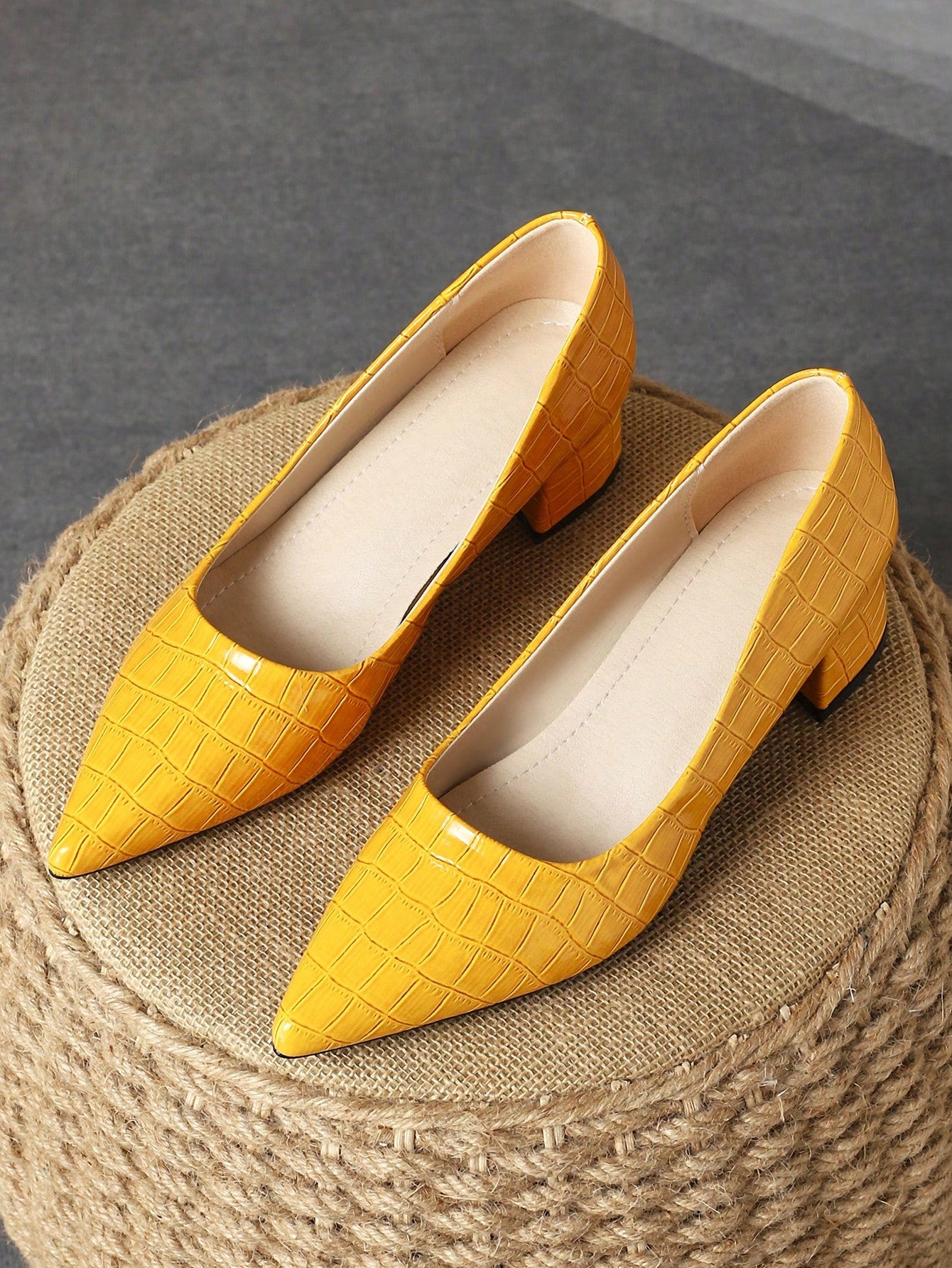 Women's Fashionable Green Pointed-Toe Shallow Mouth Pump Shoe With Blue Stone Texture, Beige Heel, Ideal For Holidays, Shopping, Outdoor Activities, Available In Red, Yellow, Vintage Casual Style, High-Grade Black Flat Shoe