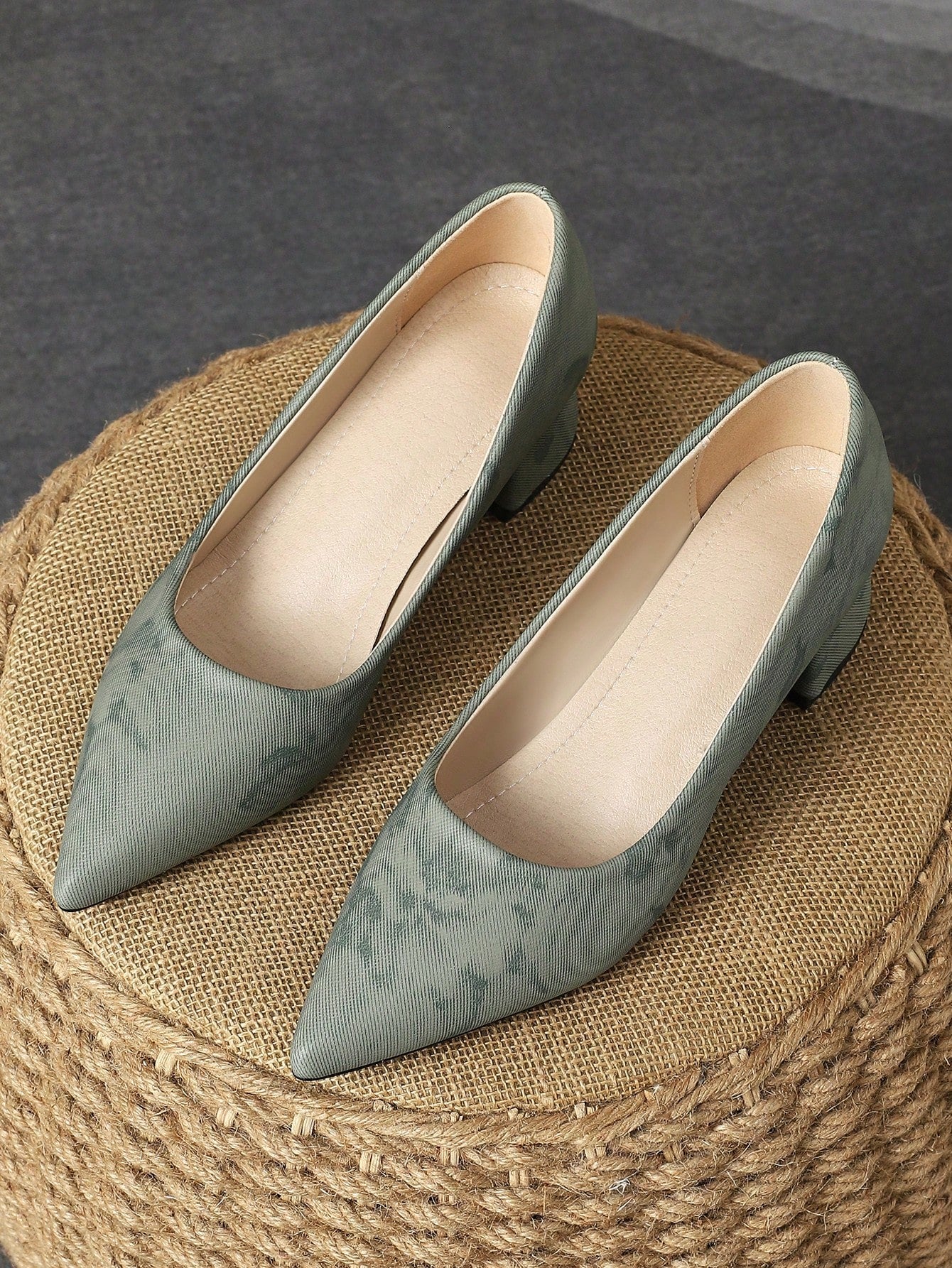 Women's Pointed-Toe Shallow-Mouth Pump Shoes With Green Upper, Blue Stone Pattern And Apricot-Colored Heel Cap, Suitable For Vacations, Shopping And Outdoor Activities, Available In Red, Yellow And Retro Casual Style; Versatile And Premium-Feeling Black S