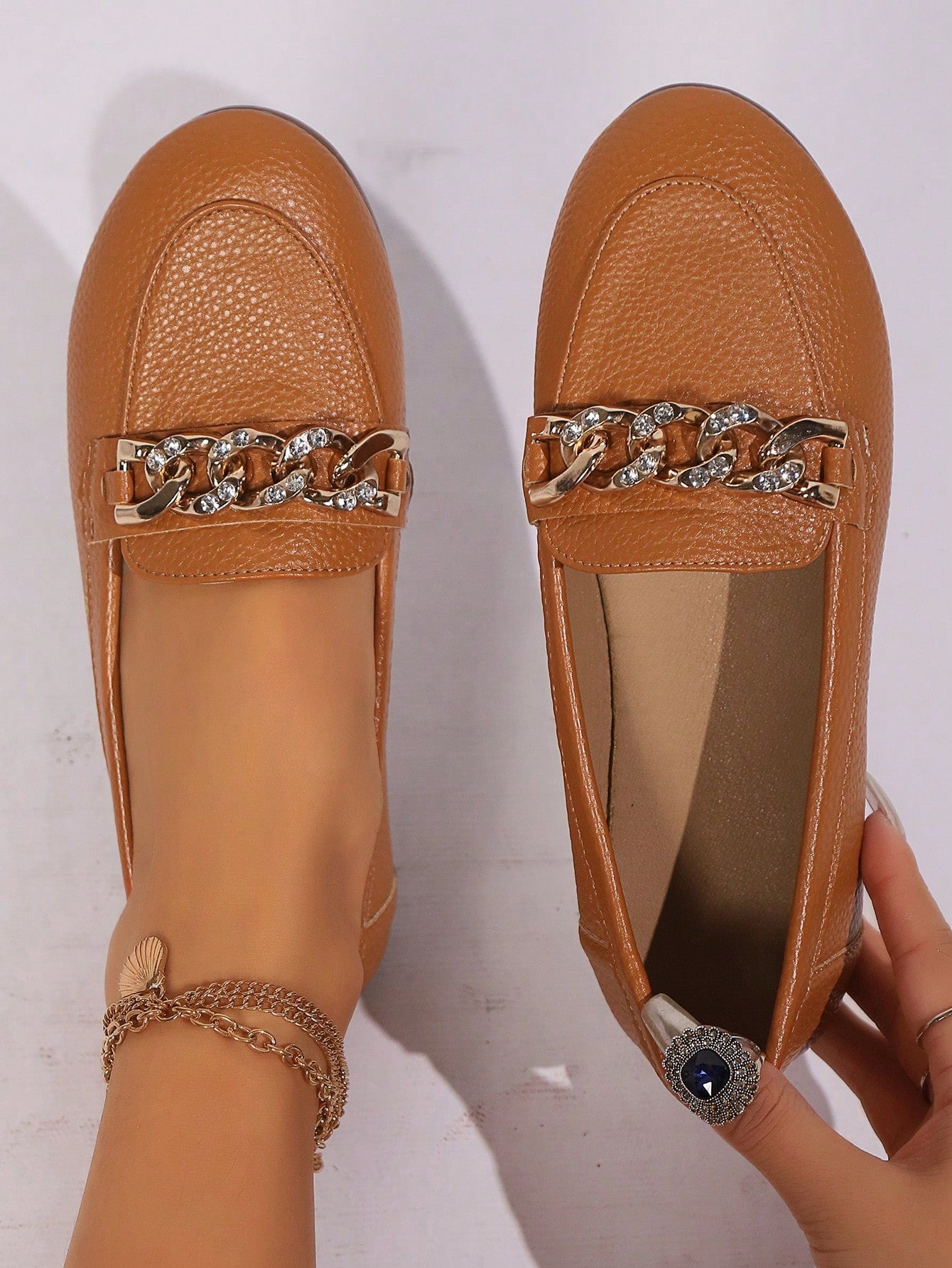 Women's Casual Round Toe Gold Chain Decor Loafers With Metal Decoration, Litchi Patterned Slip-On Flat Shoes, Elegant British Style 2024 Spring/Summer New Arrival, Apricot Color Soft Bottom Comfortable White Soft Bottom Flat Shoes, Women's Work Shoes, Whi