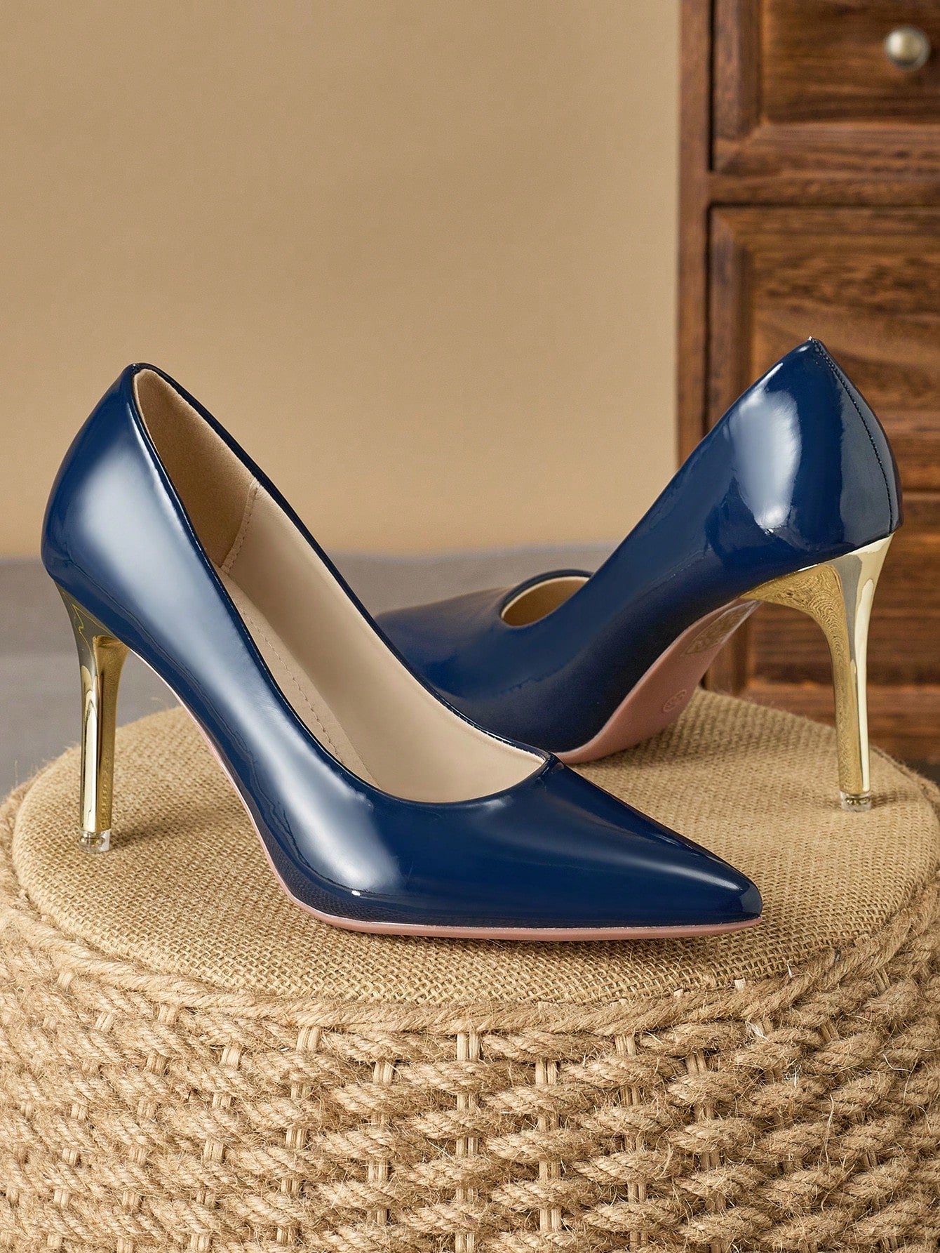 Women's Fashionable & Comfortable Pointed Toe Shallow Mouth Pump Shoe For Casual, Travel And Outdoor Activities, 9cm Thin Heel. The Shoe Is Stylish & Retro, And Comes With A Premium Feeling. Color: Dark Blue