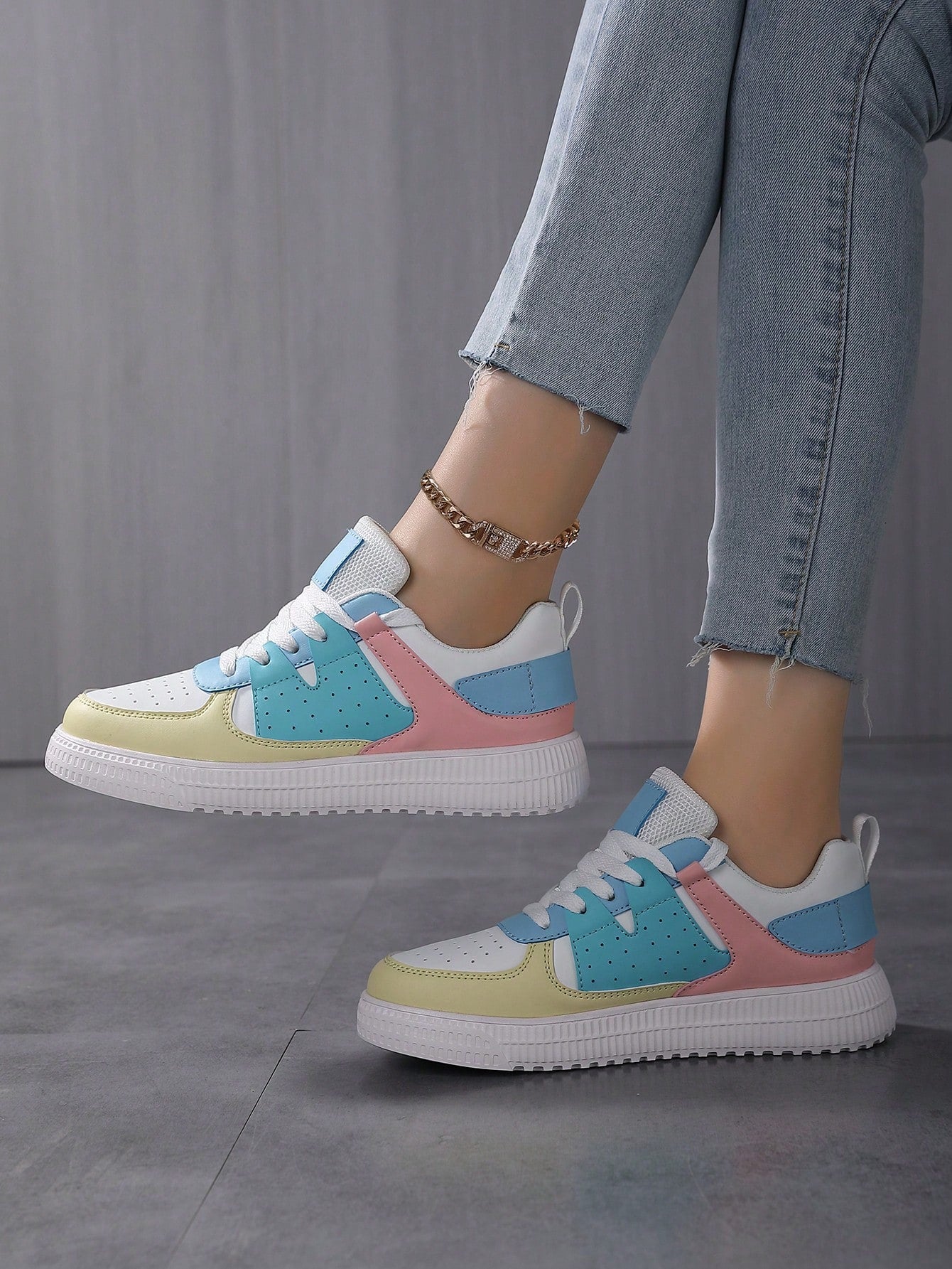 Fashionable Women Sports Shoes, Minimalist Style Classic White Casual Skateboard Shoes, Solid Color Versatile Round Toe Thick Platform Height-Increasing Outdoor Hiking Sneakers.