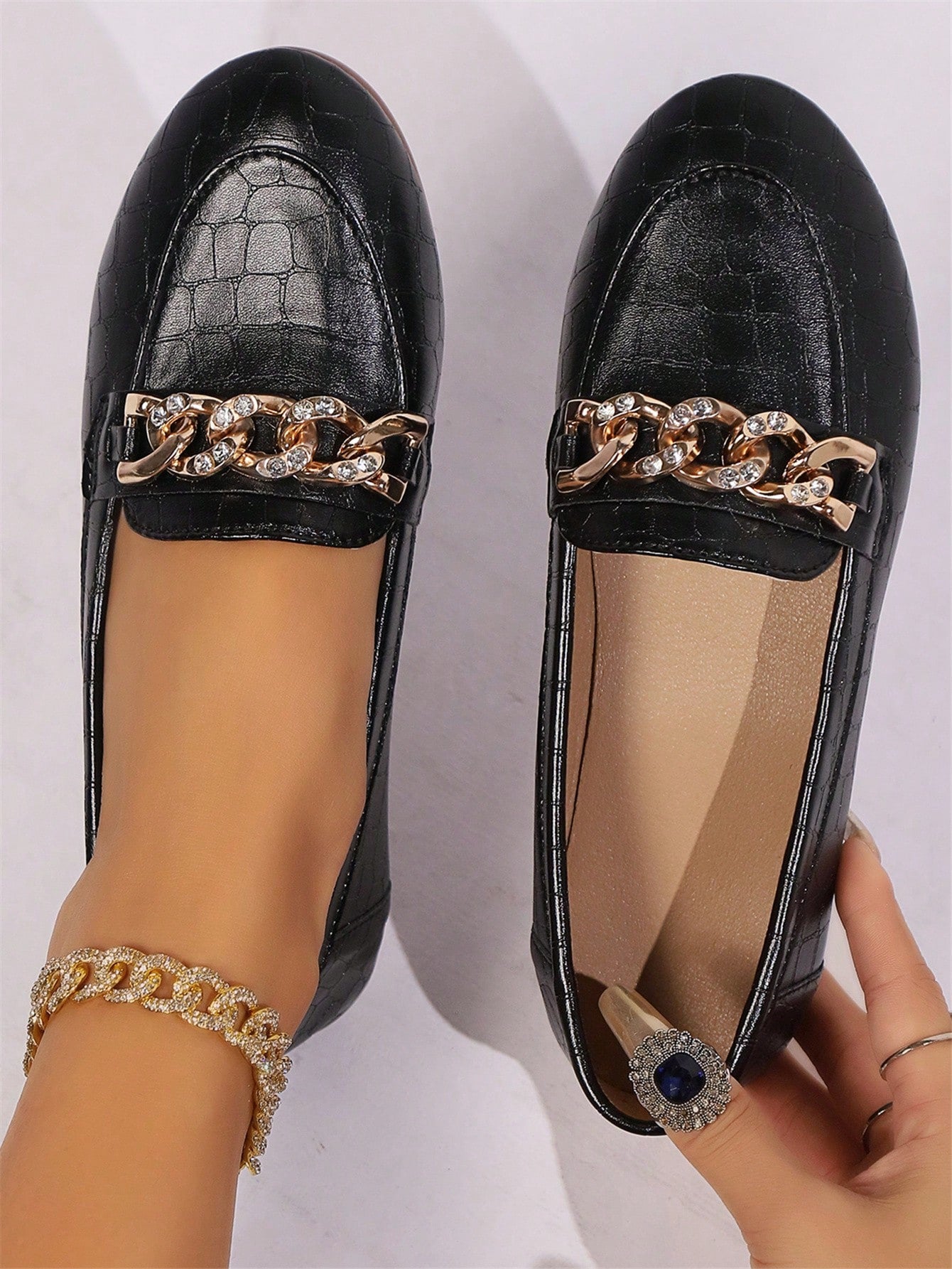 Black And White Round Toe Flats With Gold Chain Decoration, Slouchy Loafers, Vintage PU Leather, Elegant British Style, 2024 New Spring/Summer Collection, Shallow Mouth Slip-On Flats With Metal Buckle, Soft And Comfortable Sole, Suitable For Work And Dail