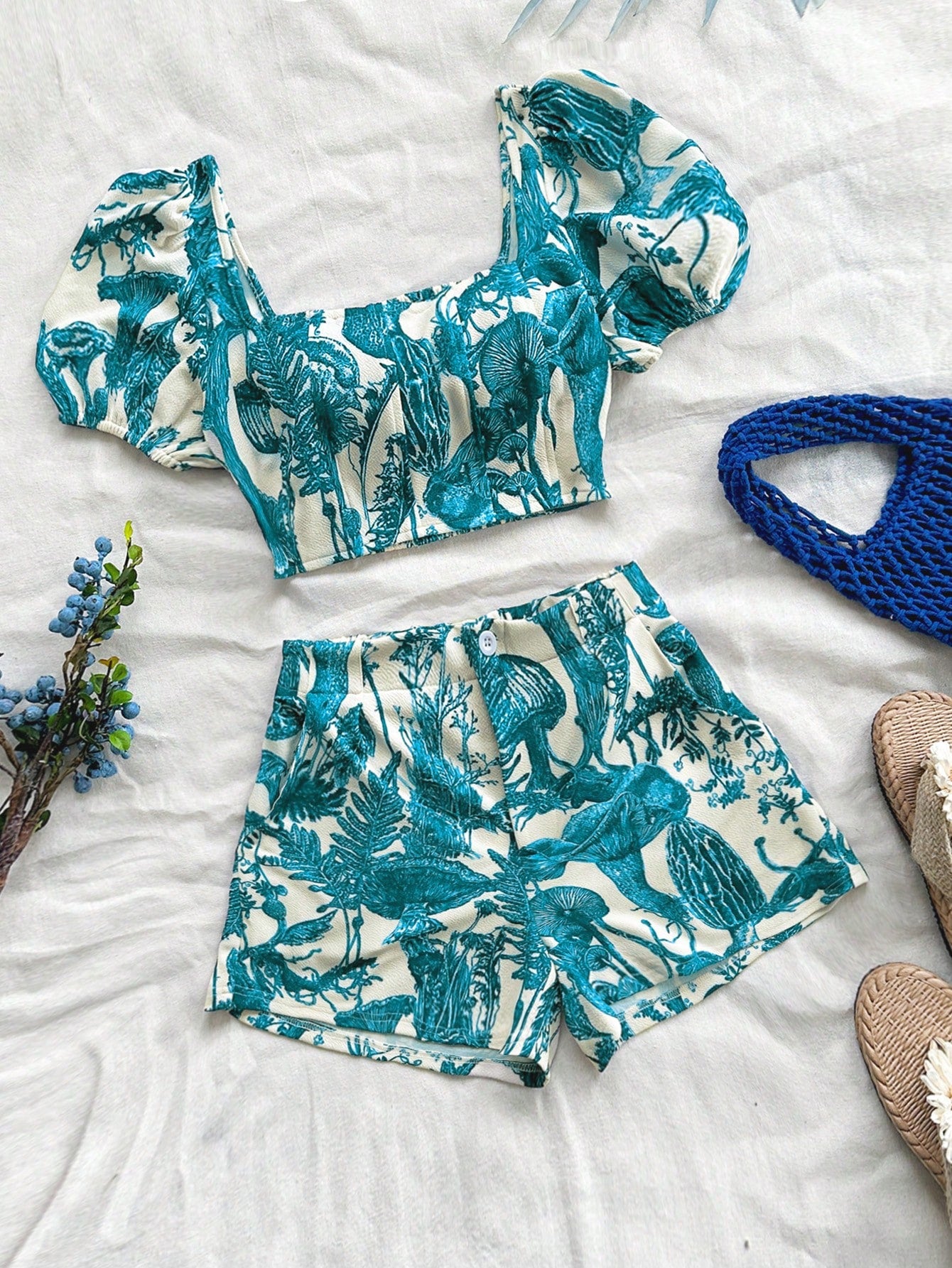 Blue & White Floral Knitted Crop Top & Shorts Set With Fitted Bubble Sleeves For Ladies, Romantic Holiday/Casual Outfit