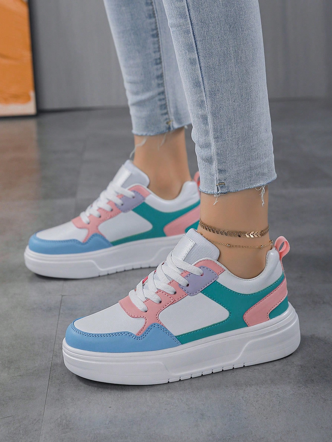 Fashionable Women Sports Shoes, Minimalist Style Classic White Casual Skateboard Shoes, Solid Color Versatile Round Toe Thick Platform Height-Increasing Outdoor Hiking Sneakers.