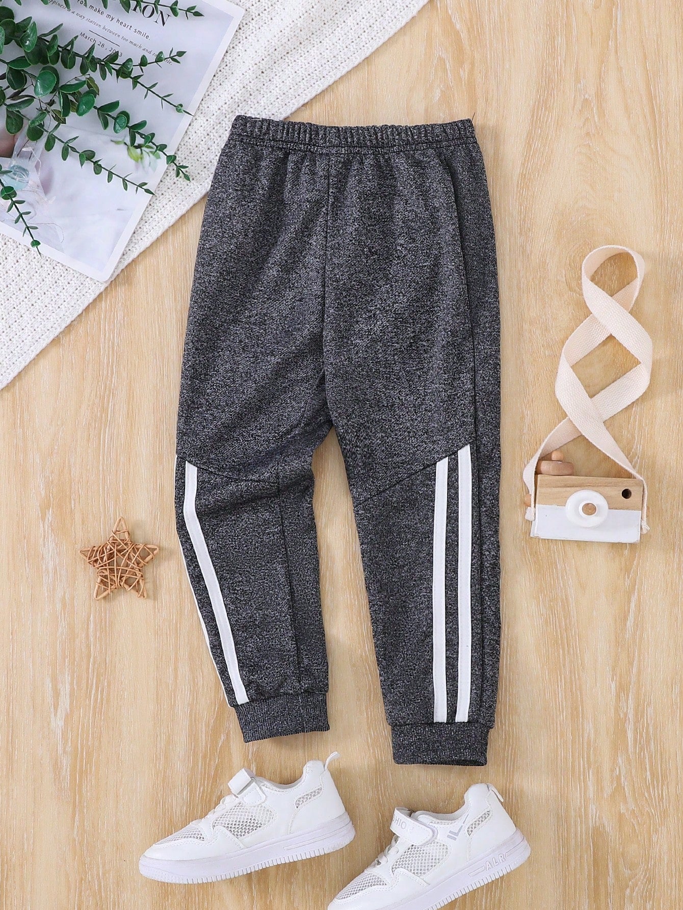 Boys' Casual Sports Sweatpants With Contrasting Side Colors And White Webbing. The Contrasting Side Colors Add A Sense Of Dynamism And Fashion To The Pants, Showing A Unique Wearing Style. Simple And Fashionable, Suitable For Daily Leisure And Sports Wear