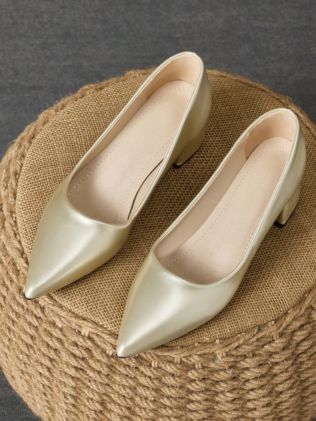 Women's Fashionable Green Pointed Toe Shallow Mouth Pump Shoes With Blue Stone Pattern, Apricot-Colored Heels, Suitable For Holiday Travel, Outdoor Activities, Or Shopping. Vintage, Casual, Versatile, High-End, Black Shoes.