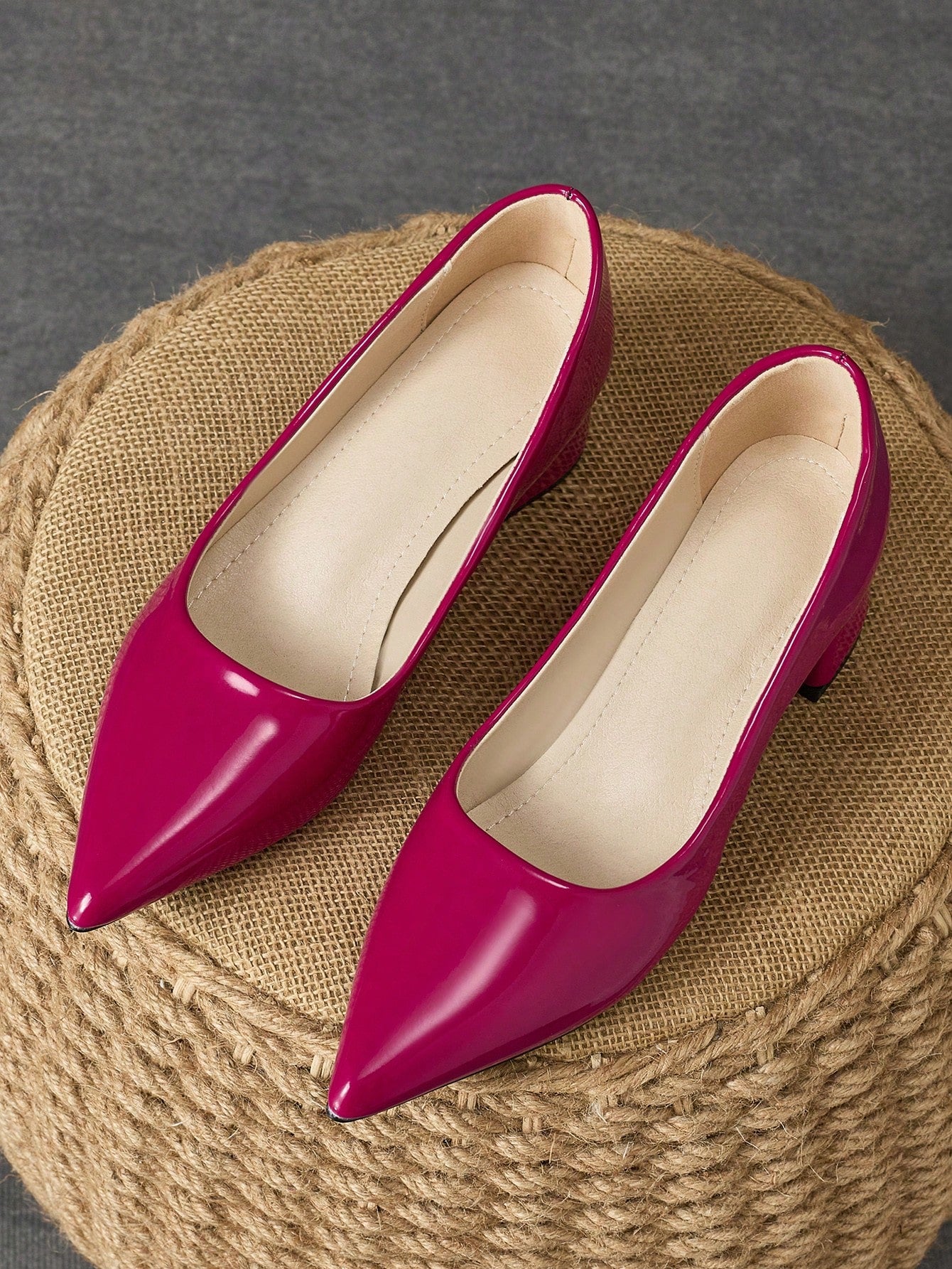 Women's Fashionable Green Pointed Toe Shallow Mouth Pump Shoes With Blue Stone Pattern, Apricot-Colored Heels, Suitable For Holiday Travel, Outdoor Activities, Or Shopping. Vintage, Casual, Versatile, High-End, Black Shoes.