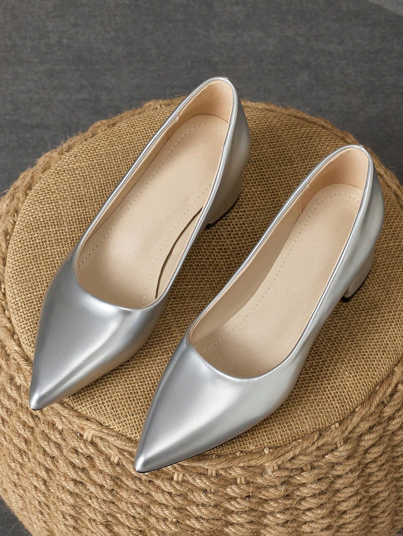Women's Fashionable Green Pointed Toe Shallow Mouth Pump Shoes With Blue Stone Pattern, Apricot-Colored Heels, Suitable For Holiday Travel, Outdoor Activities, Or Shopping. Vintage, Casual, Versatile, High-End, Black Shoes.