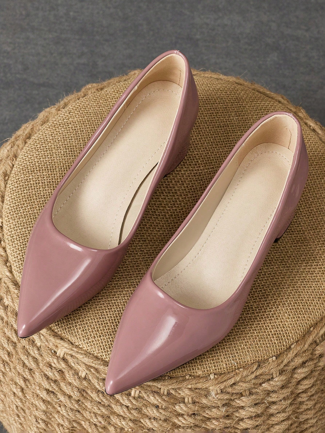 Women's Fashionable Green Pointed Toe Shallow Mouth Pump Shoes With Blue Stone Pattern, Apricot-Colored Heels, Suitable For Holiday Travel, Outdoor Activities, Or Shopping. Vintage, Casual, Versatile, High-End, Black Shoes.