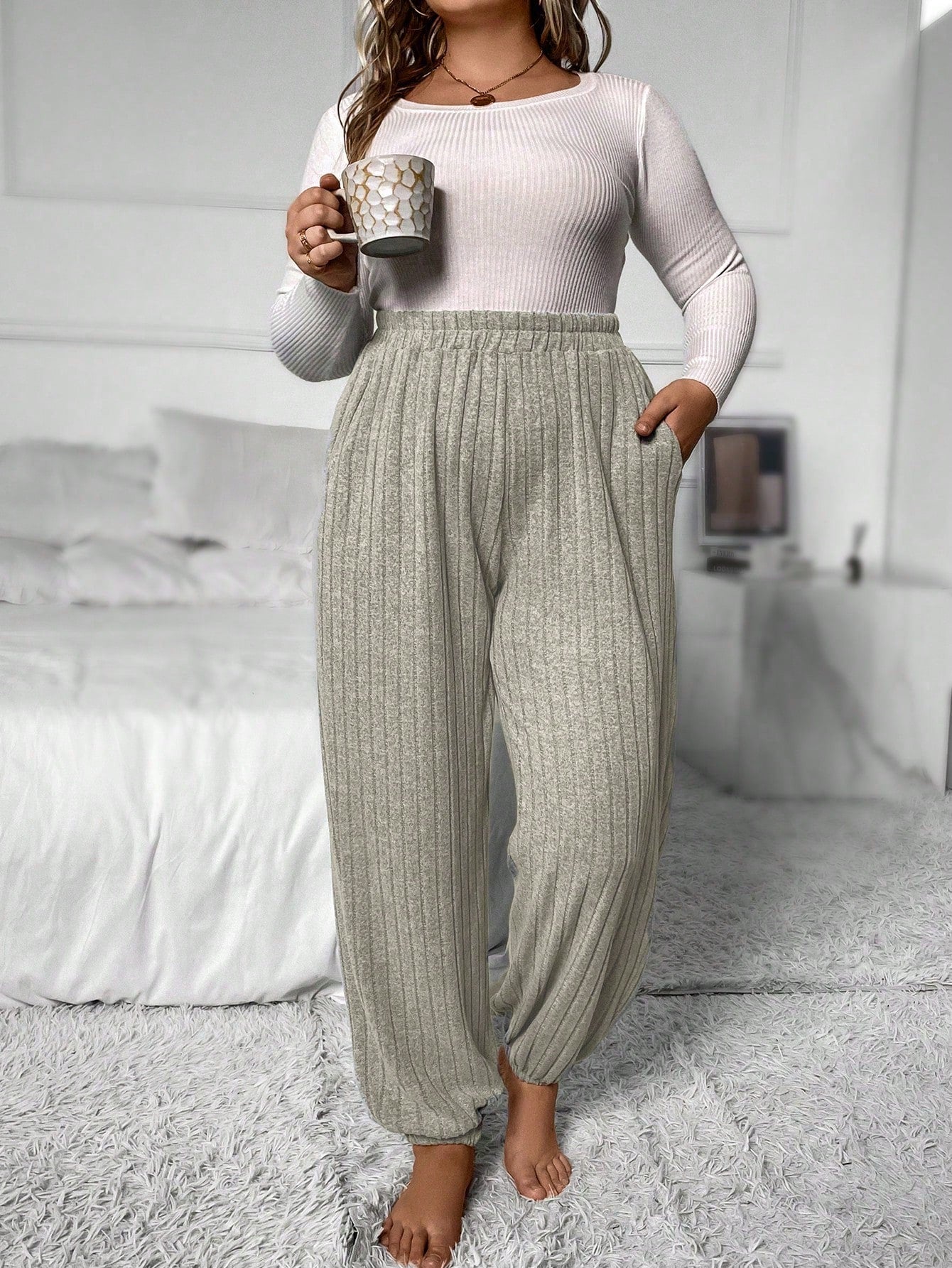 Plus Size Women Solid Color Elastic Waistband Joggers With Side Pockets And Ruched Detail