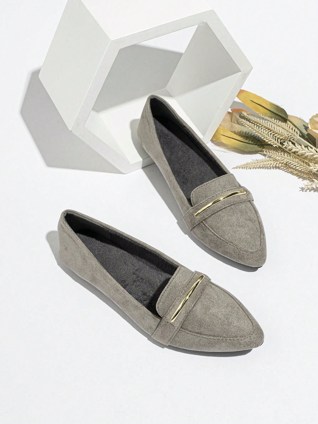 Women Metallic Detail Point Toe Flats, Fashionable Green Faux Suede Loafer Flats For Outdoor
